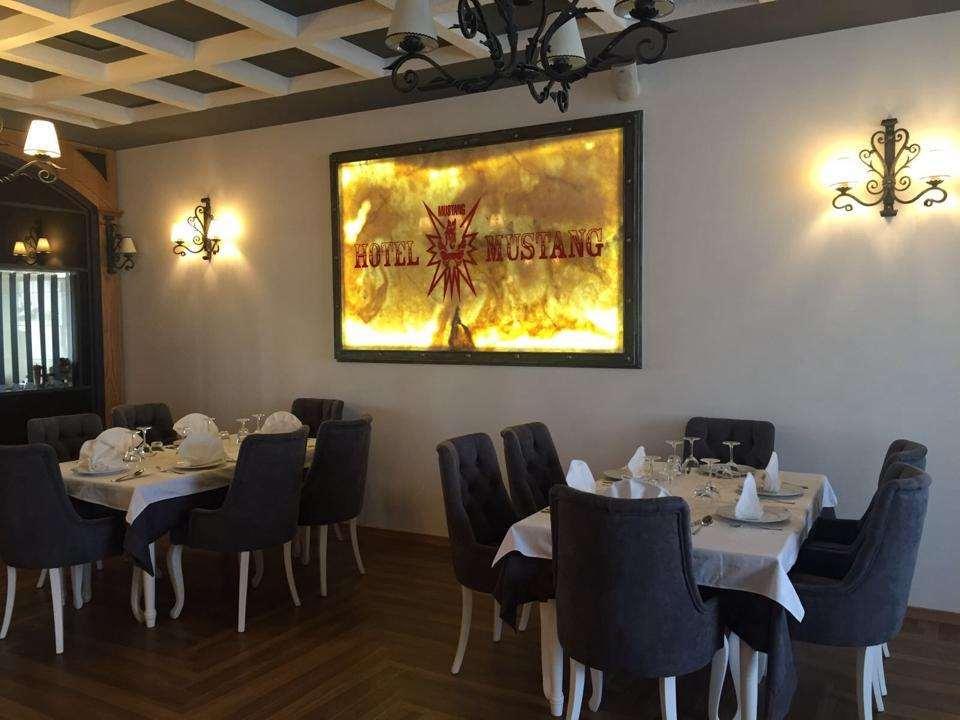 Hotel Mustang Vasqarr المطعم الصورة